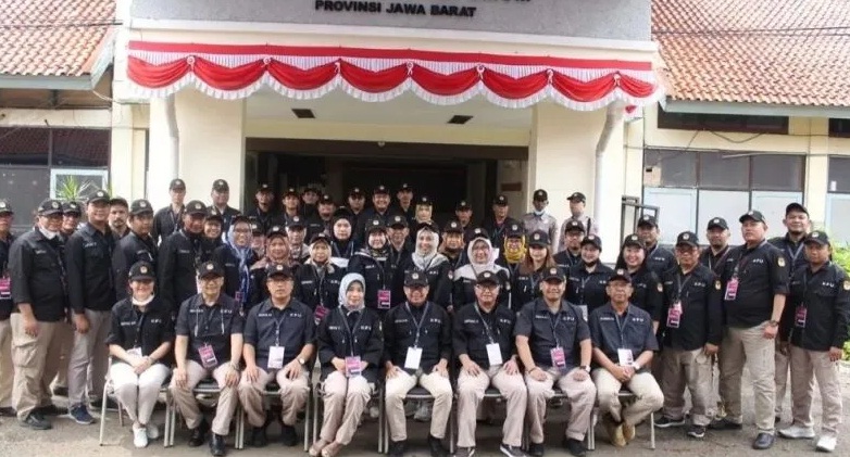 Pelaksanaan Apel Pagi di Kantor KPU Provinsi Jawa Barat, Kota Bandung, yang diikuti oleh pimpinan dan jajaran sekretariat KPU Provinsi Jawa Barat. Apel tersebut sebelum