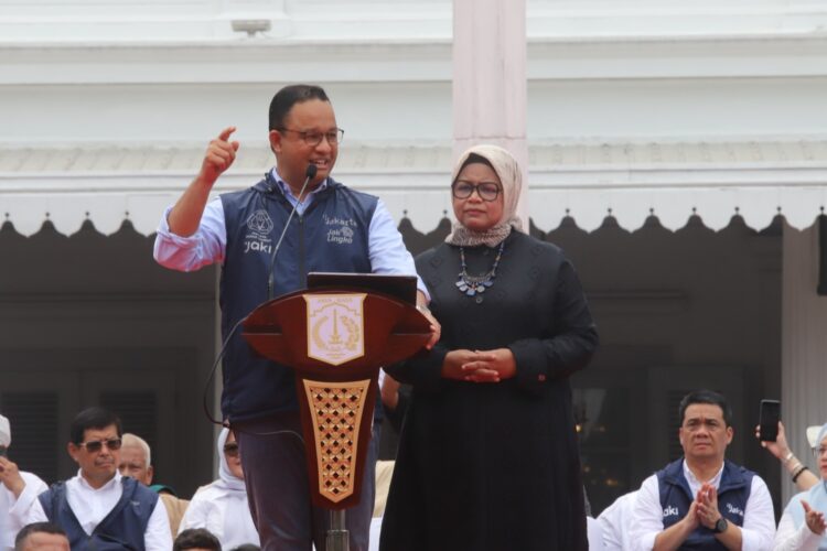 Gubernur DKI Jakarta Anies Baswedan menyapa warga saat acara pisah sambut di Balai, Kota, Jakarta,