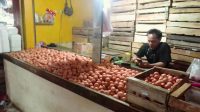 Pedagang Telur ayam di pasar Palabuhanratu, Kabupaten Sukabumi.