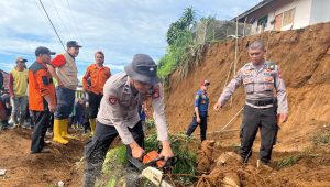 Anggota Polres Sukabumi Bersihkan Lokasi Longsor di Caringin
