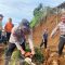 Anggota Polres Sukabumi bersama petugas gabungan saat gotong royong membersihkan material longsor