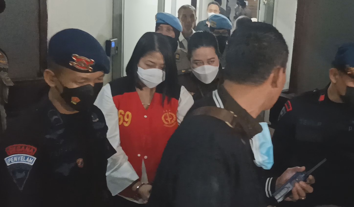 Putri Candrawathi saat keluar