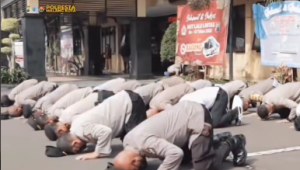 Viral Aparat Polres Malang Bersujud Meminta Maaf untuk Aremania