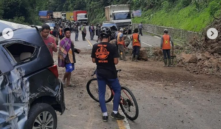 Longsor Cadas Pangeran Sumedang Batu Besar Hantam Dua Mobil Radar Sukabumi 5557