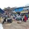 Warga Pasar Semi Modern Palabuhanratu saat berada di parkiran setelah mesakan getaran gempa.