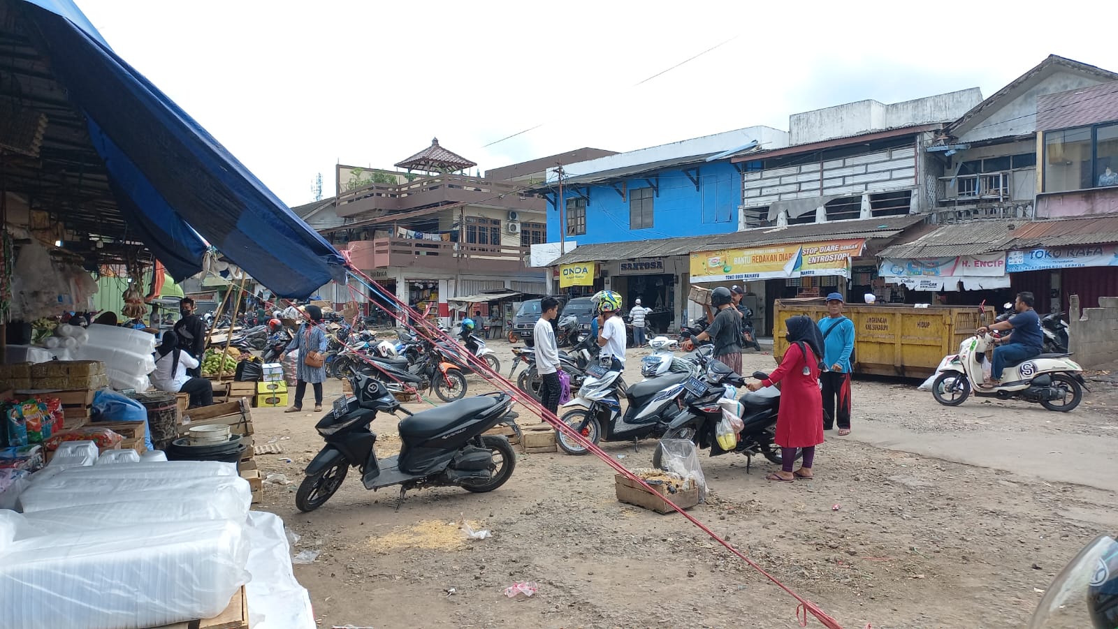 Warga Pasar Semi Modern Palabuhanratu saat berada di parkiran setelah mesakan getaran gempa.