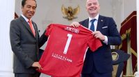 Buah tangan dari Presiden FIFA Gianni Infantino