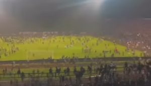 10 Mobil Polisi Dibakar dan Digulingkan Suporter Arema, Buntut Amukan Sporter