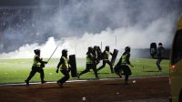 Gas air mata menyelimuti Stadion Kanjuruhan