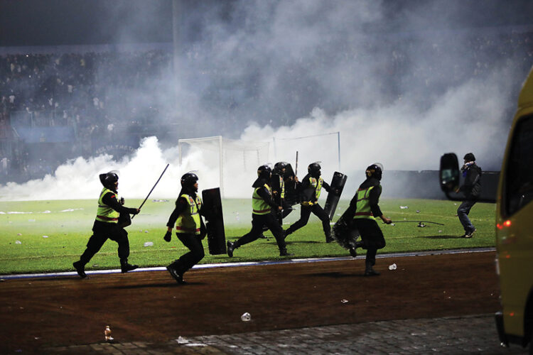 Gas air mata menyelimuti Stadion Kanjuruhan