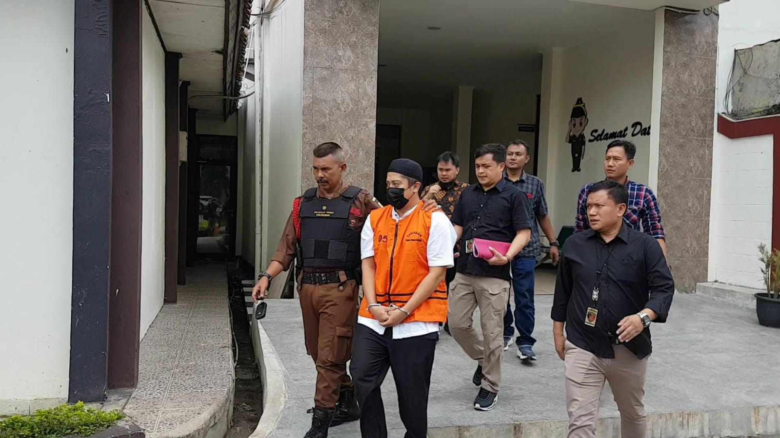 Tipikor Satreskrim Polres Sukabumi Kota, IPDA Abduh saat melimpahkan tersangka kasus korupsi mantan Kades