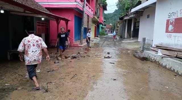 Kondisi sungai Cibareno meluap