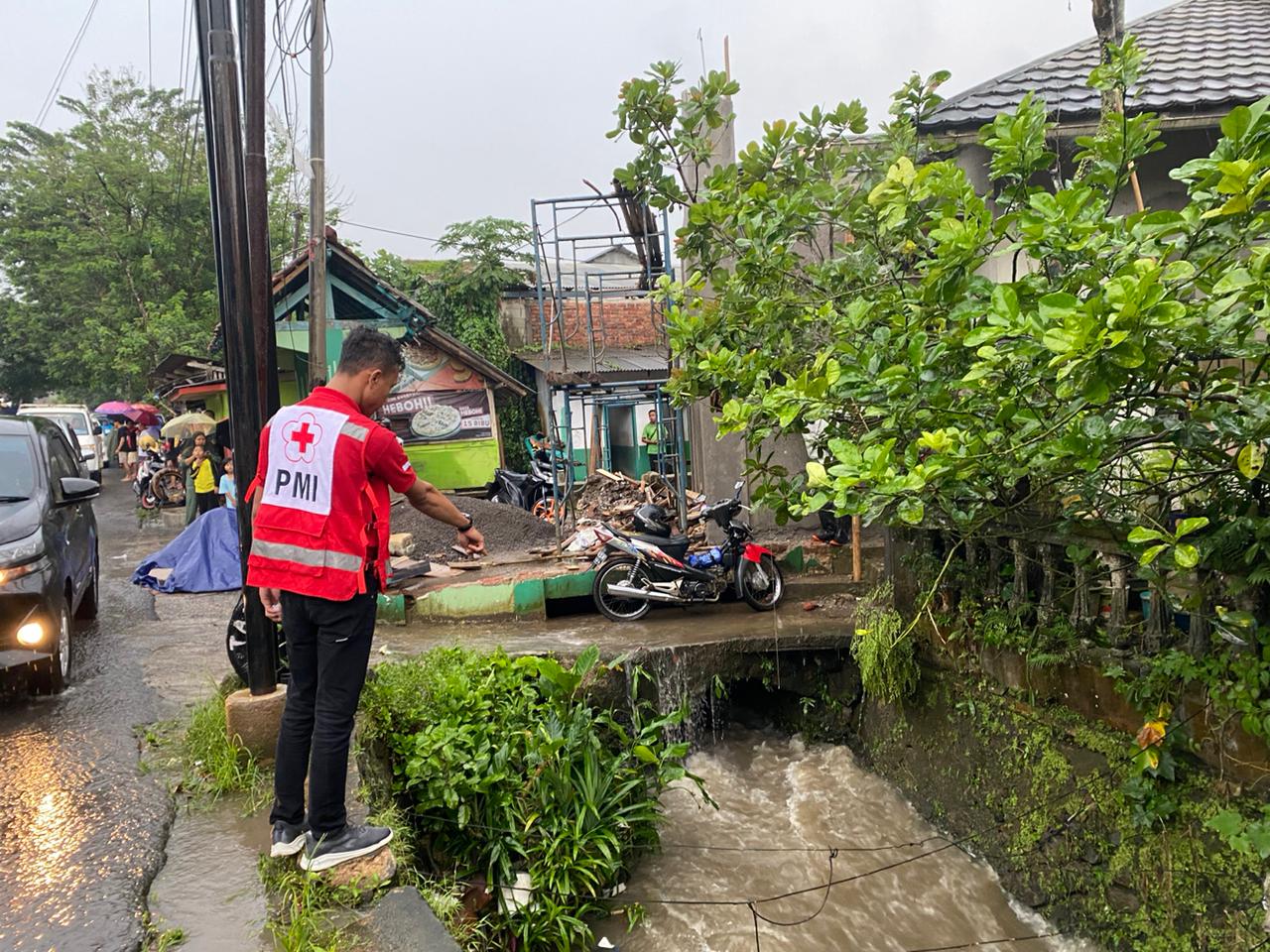Petugas gabungan saat melakukan pencarian Niko bocah berusia 7 tahun yang hilang tenggelam