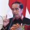 Presiden Jokowi memberikan