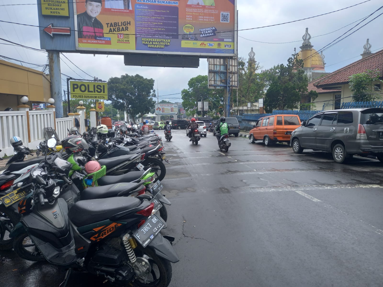 Kondisi parkiran kendaraan di sepanjang Jalan Perintis Kemerdekaan, Kecamatan Cikole