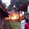 Warga saat gotong royong memadamkan api yang membakar rumah semi permanen