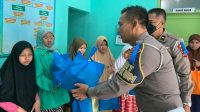 Personel Satlantas Polres Sukabumi Kota saat menyerahkan bantuan di SLB Budi Nurani Kota Sukabumi