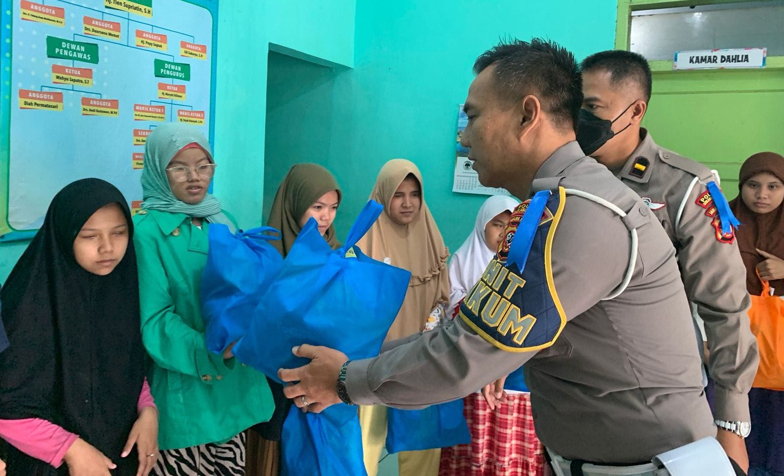 Personel Satlantas Polres Sukabumi Kota saat menyerahkan bantuan di SLB Budi Nurani Kota Sukabumi