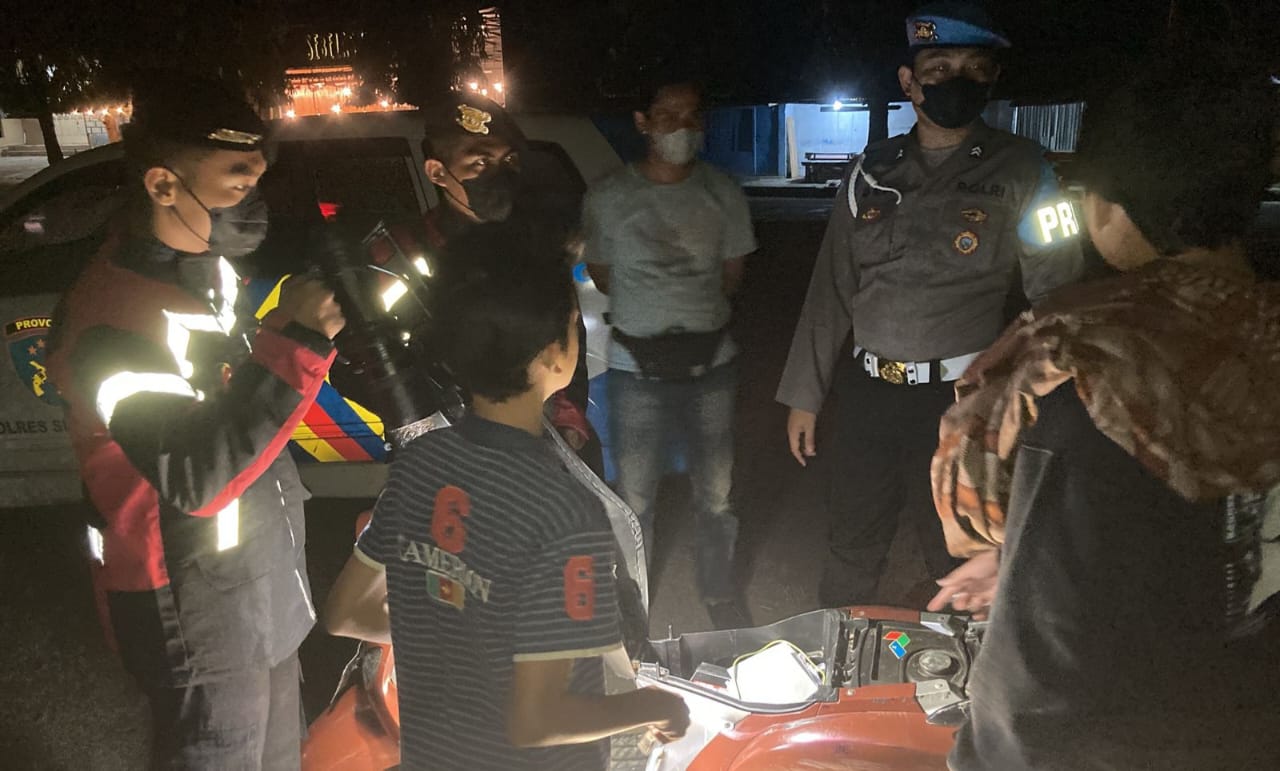 Petugas polisi Polres Sukabumi saat melakukan pemeriksaan kepada kedua pemuda