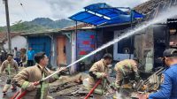 Sejumlah petugas Damkar Kota Sukabumi saat berupaya memadamkan api
