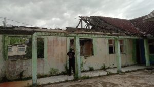 Sekolah Tertua di Simpenan Sukabumi Rusak, Siswanya Terpaksa Belajar Berdesakan