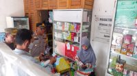Petugas Gabungan Puskesmas, polsek dan unsur lainnya lakukan sosialisi di apotek Cisolok, Kabupaten Sukabumi.