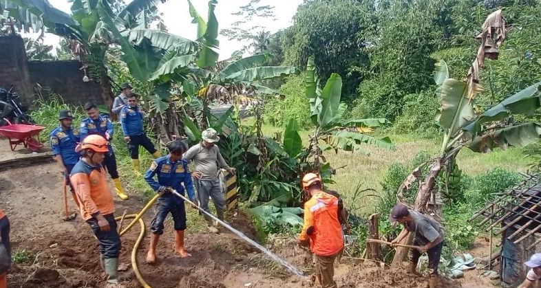 Petugas gabungan dari unsur BPBD Kota Sukabumi,