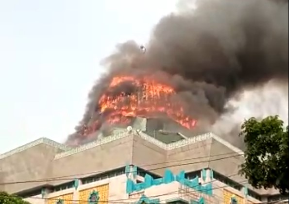 Kebakaran terjadi pada kubah Masjid