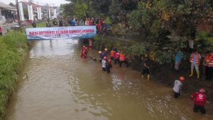 Forum PRB Kota Sukabumi Sisir Sungai Cisuda, Ini Tujuannya