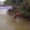 Sejumlah petugas BPBD Kota Sukabumi bersama warga saat melakukan mitigasi bencana di Sungai Cisuda di Kelurahan Jayaraksa, Kecamatan Baros,