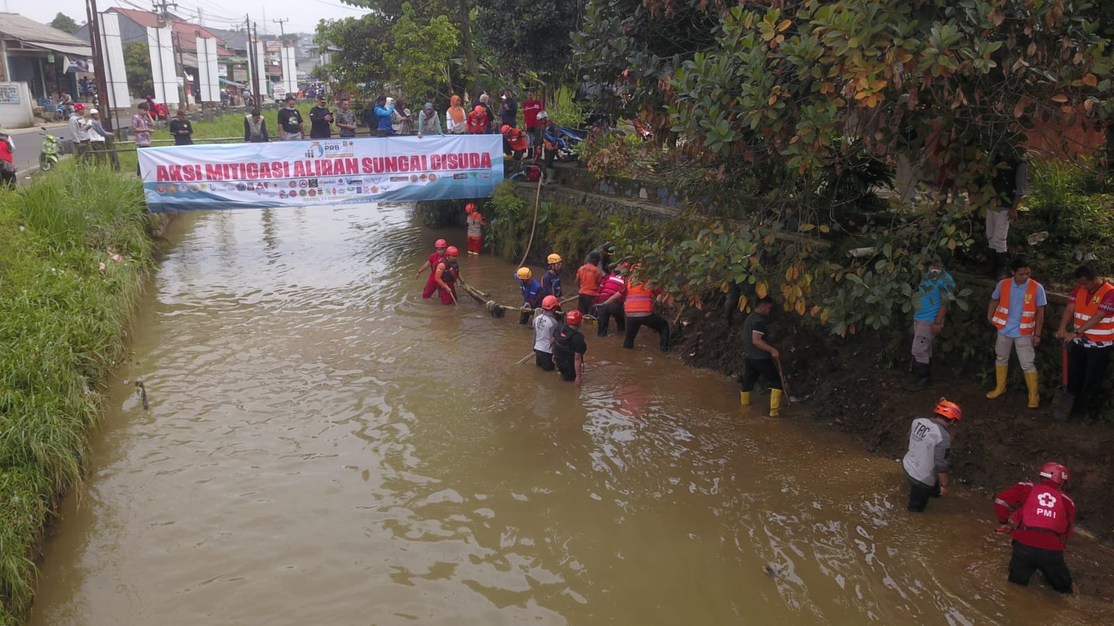 Sejumlah petugas BPBD Kota Sukabumi bersama warga saat melakukan mitigasi bencana di Sungai Cisuda di Kelurahan Jayaraksa, Kecamatan Baros,