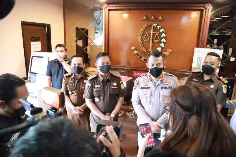 Kejati Jatim dan Kabid Humas Polda Jatim