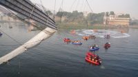 Jembatan di Gujarat India terputus
