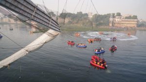 Detik-Detik 132 Orang Tewas dalam Insiden Jembatan Putus di India