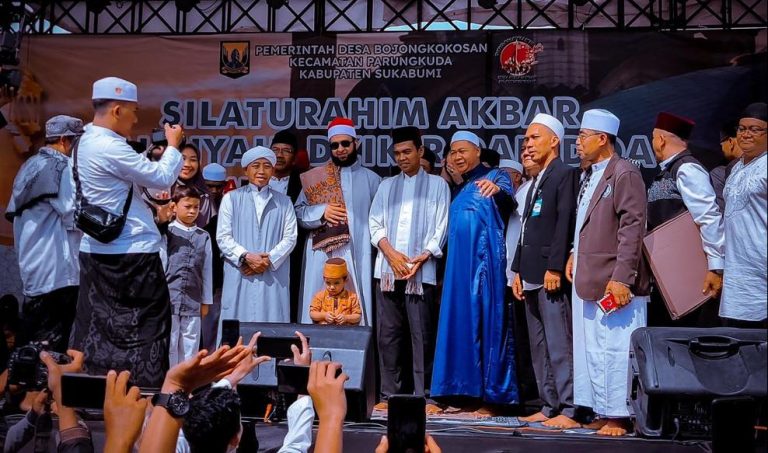 Ustadz Abdul Somad saat mengahadiri Hari Jadi Desa Bojongkokosan, Kecamatan Parungkuda