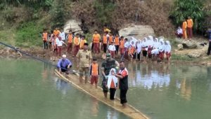 Prihatin, Pelajar Pabuaran Sukabumi ‘Menantang’ Sungai Cikaso Untuk Sekolah