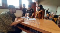Petugas BNNK Sukabumi, saat melakukan tes urine