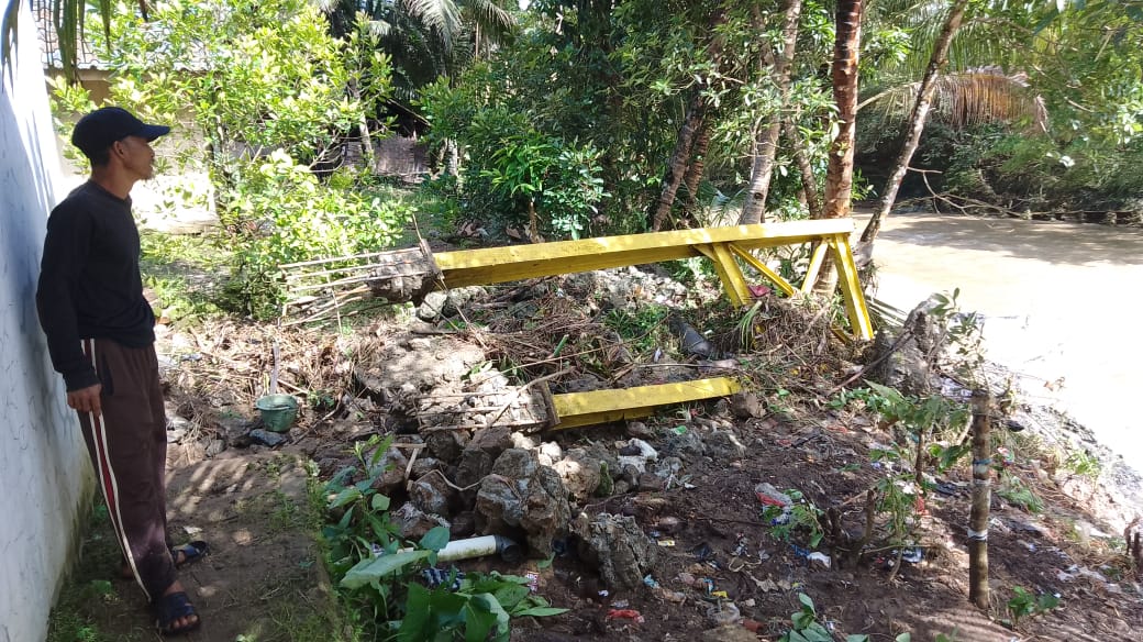 Kondisi jembatan gantung Selaeurih, Desa Nangela, Kecamatan Tegalbuleud, rusak
