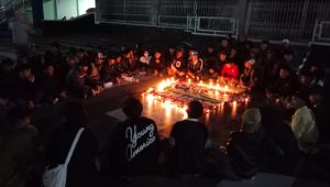 Puluhan suporter sepakbola melakukan doa bersama di Lapang Merdeka