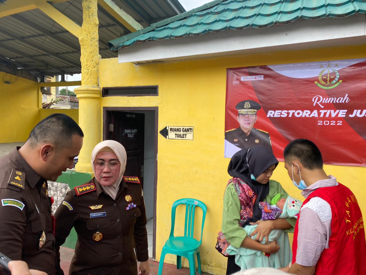 Kejaksaan Negeri Kota Sukabumi saat memberikan RJ kepada pelaku pencurian HP