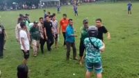 Suasana kericuhan saat beberapa penonton adu mulut di lapang Bojongkopo, Desa Loji, Kecamatan Simpenan, Kabupaten Sukabumi