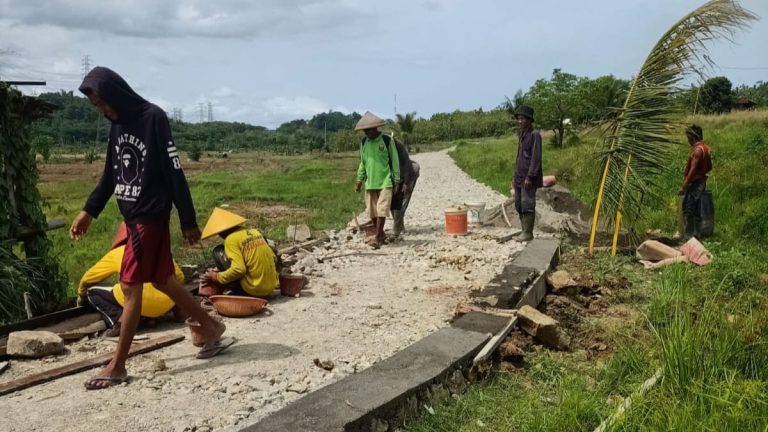Kondisi jalan usaha tani di Kampung Pasir Honje, Desa Jayanti, Kecamatan Palabuhanratu, Kabupaten Sukabumi.