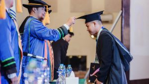 120 Mahasiswa IMWI Sukabumi Wisuda, Gunawan Yusuf Jadi Wisudawan Tertua di Usia 70 Tahun