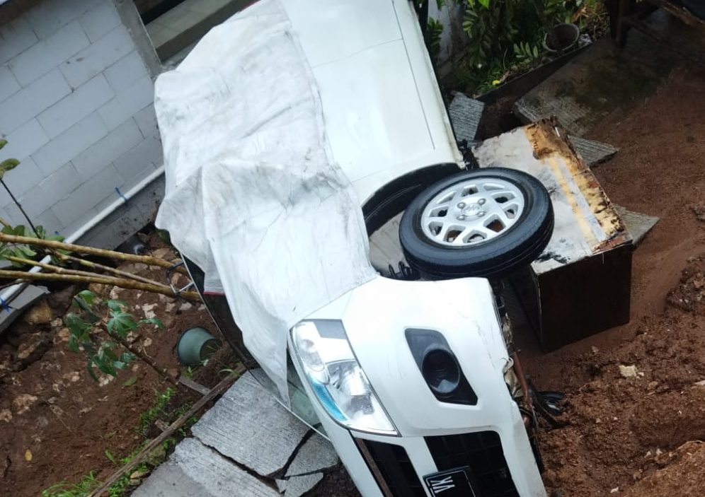 Mobil Cibadak terbawa Longsor