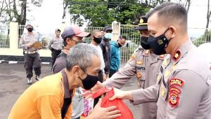 Polsek Citamiang Sukabumi Kucurkan Paket Sembako