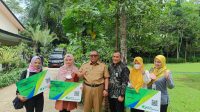 Bupati Sukabumi Serahkan Kartu Kepesertaan BPJAMSOSTEK kepada Pelaku UMKM