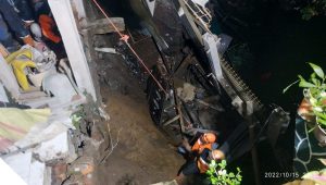 Rumah Warga Cijangkar Kota Sukabumi Ambruk Tergerus Longsor, Satu Orang Luka-luka
