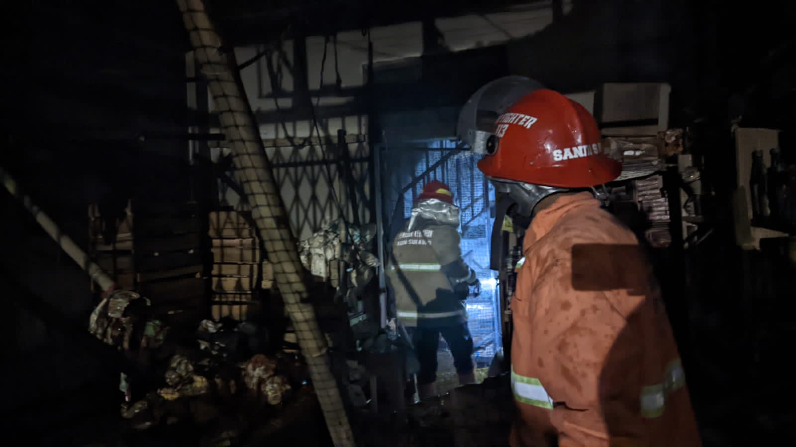 Sejumlah personel Damkar Kota Sukabumi saat berupaya memadamkan api
