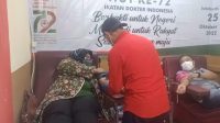 Anggota IDI Kabupaten Sukabumi saat melakukan aksi donor darah