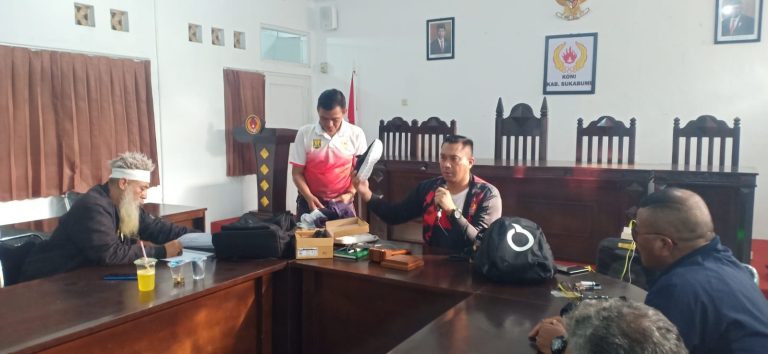 Ketua Koni Kabupaten Sukabumi Sirodjudin saat memimpin rapat koordinasi
